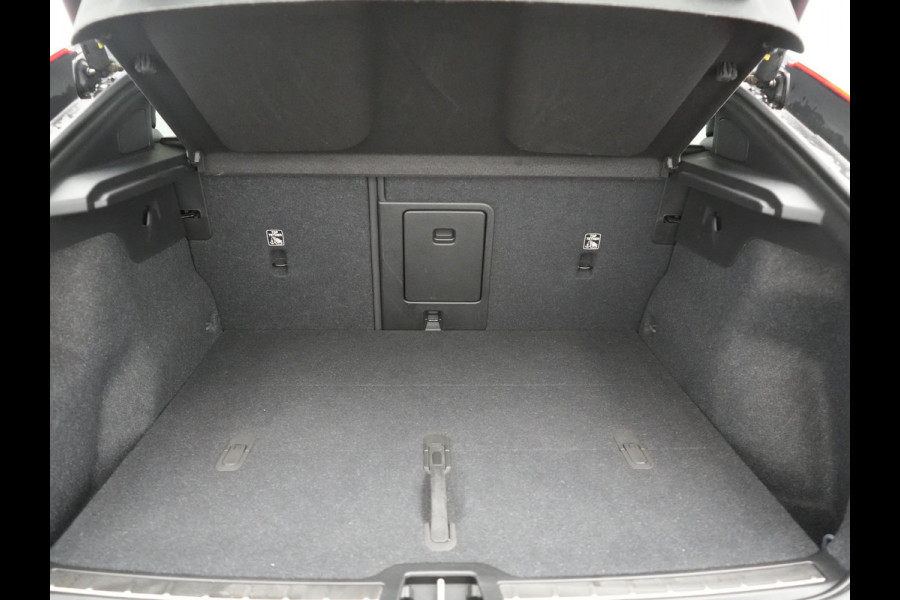 Volvo C40 Plus Recharge Pure Electric 69 kWh 231pk Dealer O.H. | Trekhaak Af Fabriek | Panodak | Adaptive Cruise | Camera | Alcantara Sportstoelen & Stuur Verwarmd | Keyless | Blis | Google Assistent | Apple Carplay | DAB |