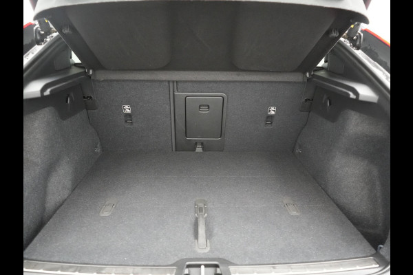 Volvo C40 Plus Recharge Pure Electric 69 kWh 231pk Dealer O.H. | Trekhaak Af Fabriek | Panodak | Adaptive Cruise | Camera | Alcantara Sportstoelen & Stuur Verwarmd | Keyless | Blis | Google Assistent | Apple Carplay | DAB |