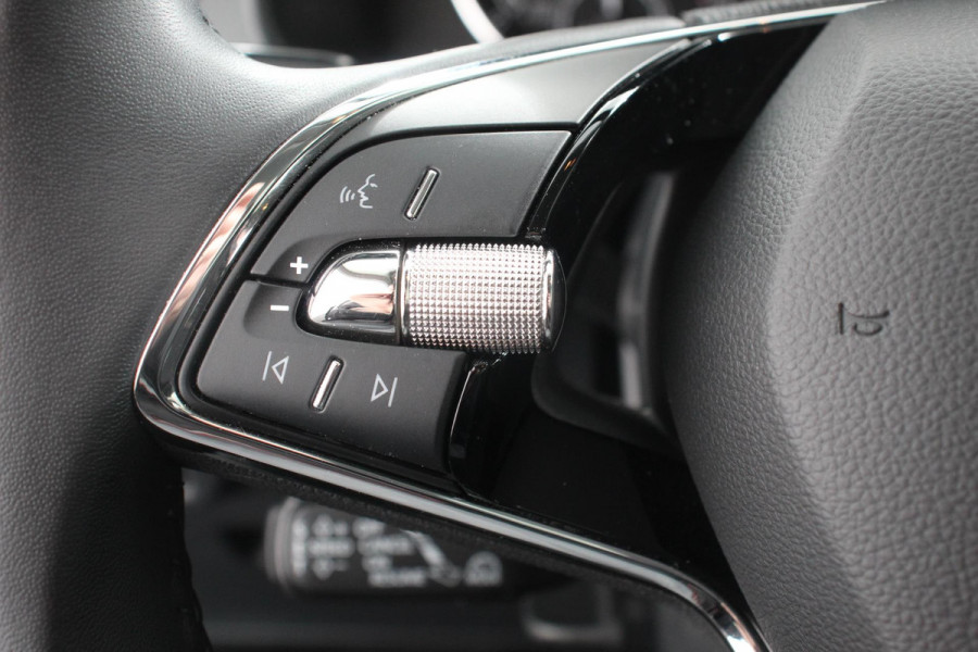 Škoda Kamiq 1.0 TSI DSG Ambition Adaptive Cruise Control Trekhaak DAB Stoelverwarming Apple Carplay/Android Auto Lichtmetalen Velgen