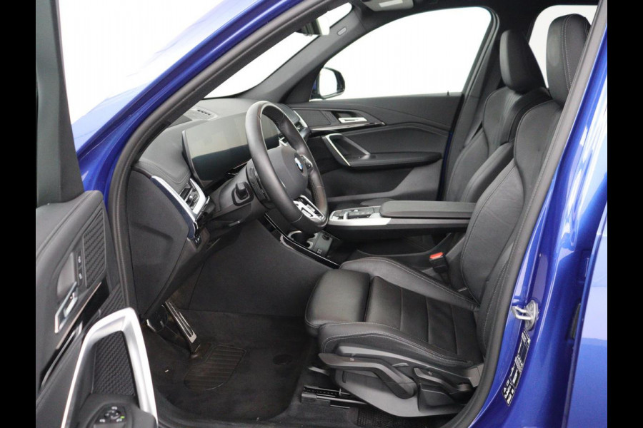 BMW X1 xDrive23i M Sport | Head-Up | Adaptive Cruise | Trekhaak | Leder | 360 camera | Stoelverwarming | Keyless | Adaptief LED | Carplay | Sportstoelen | Live Cockpit Professional | 204pk