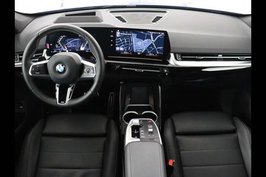 BMW X1 xDrive23i M Sport | Head-Up | Adaptive Cruise | Trekhaak | Leder | 360 camera | Stoelverwarming | Keyless | Adaptief LED | Carplay | Sportstoelen | Live Cockpit Professional | 204pk