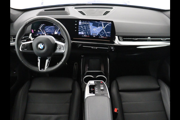 BMW X1 xDrive23i M Sport | Head-Up | Adaptive Cruise | Trekhaak | Leder | 360 camera | Stoelverwarming | Keyless | Adaptief LED | Carplay | Sportstoelen | Live Cockpit Professional | 204pk