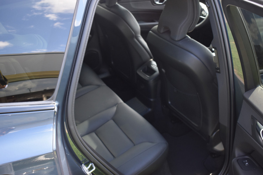 Volvo XC60 T8 AWD 455PK Plug-in hybrid Ultra Dark | Pano dak | Head Up Display | 360 Camera | ACC | Pilot Assist | Harman & Kardon | Keyless |