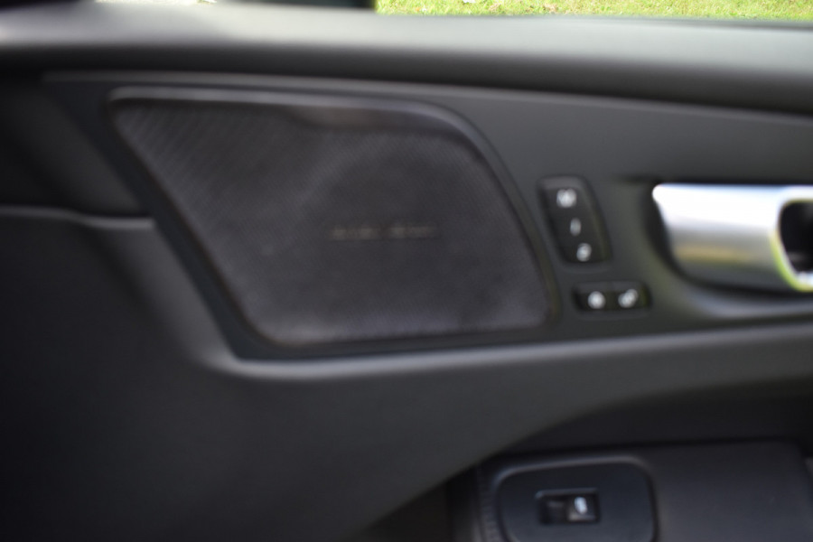 Volvo XC60 T8 AWD 455PK Plug-in hybrid Ultra Dark | Pano dak | Head Up Display | 360 Camera | ACC | Pilot Assist | Harman & Kardon | Keyless |