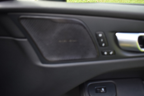 Volvo XC60 T8 AWD 455PK Plug-in hybrid Ultra Dark | Pano dak | Head Up Display | 360 Camera | ACC | Pilot Assist | Harman & Kardon | Keyless |
