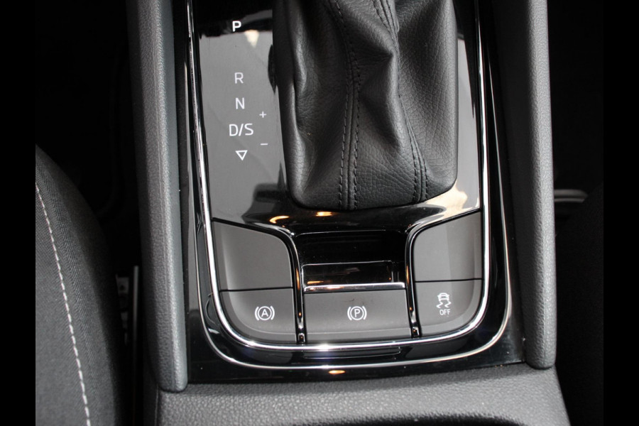 Škoda Karoq 1.5 TSI 150pk DSG ACT Selection Navigatie Apple Carplay/Android Auto Camera Parkeer sensoren Adaptieve Cruise Control Lichtmetalen Velgen Digitale Cockpit