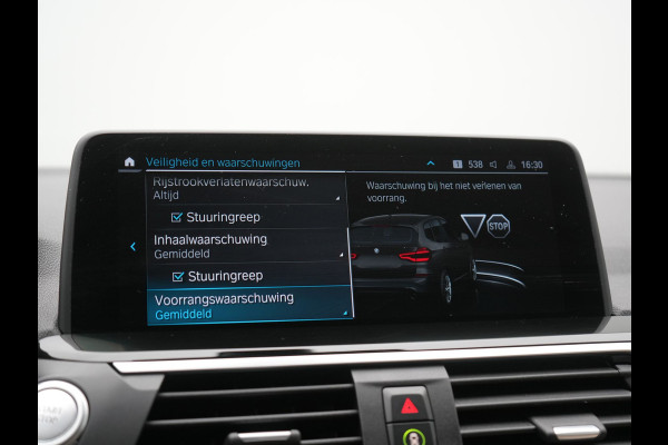BMW X3 xDrive30e Business Edition Plus PHEV 293pk Dealer O.H. | Trekhaak Af Fabriek | Adaptive Cruise | 360 Camera | Adaptief Onderstel | Lederen Sportstoelen Memory & Ventilatie | Sfeerverlichting | Stoelen & Stuur Verwarmd | Keyless | Blis | Plug In Hybrid |