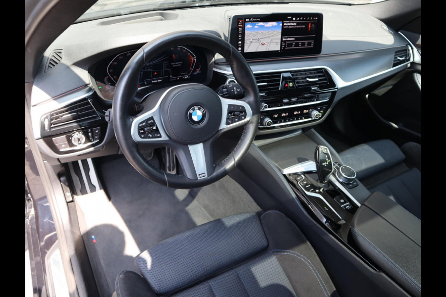 BMW 5 Serie Touring 530d High Executive M Sport Pakket Automaat / Live Cockpit Professional / Head-Up Display / Panoramadak / Laser / Adaptieve Cruise Control / Stoelverwarming / HiFi / 20 Inch / Sportstoelen voor / DAB