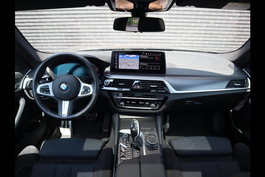 BMW 5 Serie Touring 530d High Executive M Sport Pakket Automaat / Live Cockpit Professional / Head-Up Display / Panoramadak / Laser / Adaptieve Cruise Control / Stoelverwarming / HiFi / 20 Inch / Sportstoelen voor / DAB