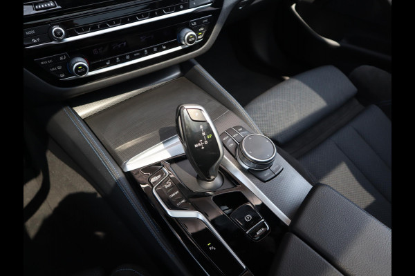BMW 5 Serie Touring 530d High Executive M Sport Pakket Automaat / Live Cockpit Professional / Head-Up Display / Panoramadak / Laser / Adaptieve Cruise Control / Stoelverwarming / HiFi / 20 Inch / Sportstoelen voor / DAB