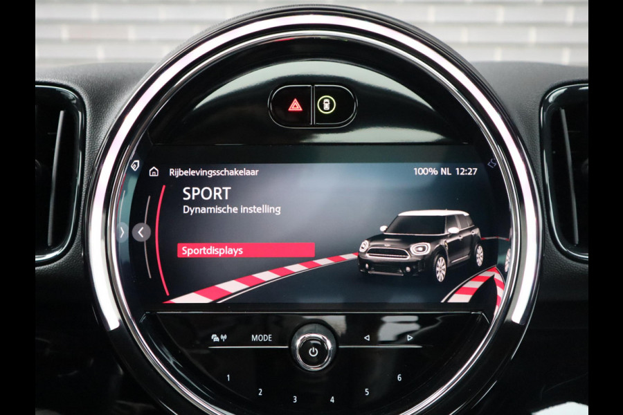 MINI Countryman Cooper S E ALL4 Classic Automaat / Panoramadak / Stuurwielverwarming / Harman Kardon / LED / MINI Navigatiesysteem / 17 Inch / Sportstoelen / Trekhaak / Lichtpakket