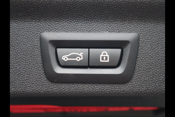 MINI Countryman Cooper S E ALL4 Classic Automaat / Panoramadak / Stuurwielverwarming / Harman Kardon / LED / MINI Navigatiesysteem / 17 Inch / Sportstoelen / Trekhaak / Lichtpakket