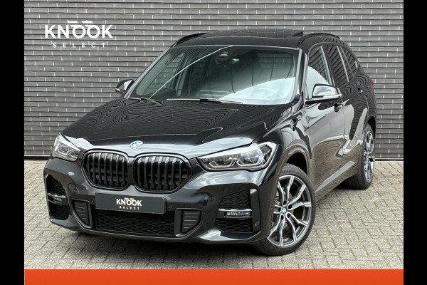 BMW X1 xDrive25e High Executive M Sport Pakket Automaat / Panoramadak / Trekhaak / Shadow Line / LED / Head-up Display / Sportstoelen / 19 Inch / Leder / Parkeersensoren voor+achter / Stoelverwarming / Harman Kardon / Achteruitrijcamera / Stuurwielverwarming / Extra Getint Glas