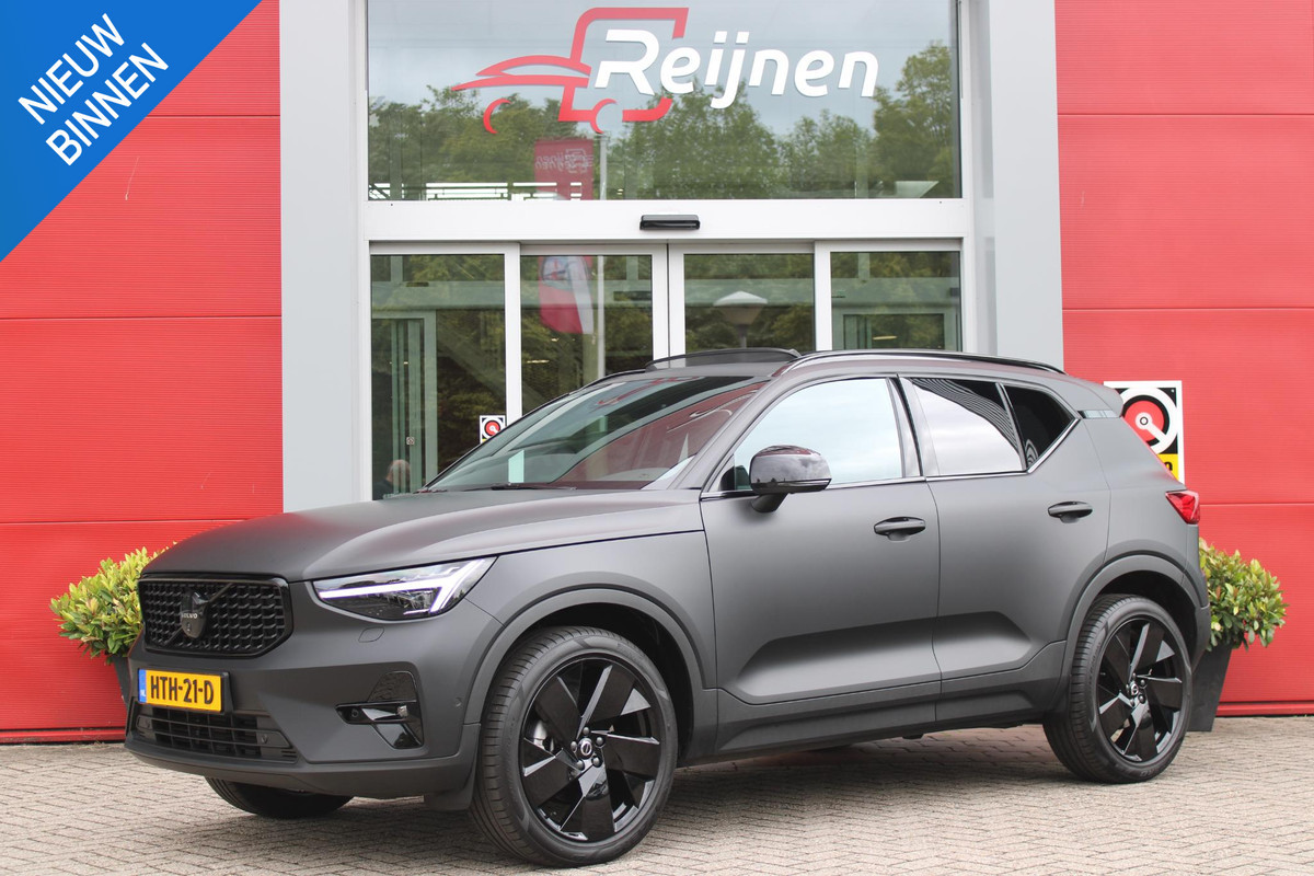 Volvo XC40 2.0 B4 197PK PLUS BLACK EDITION PANORAMISCH SCHUIF/KANTELDAK | LIGHTING PACK - MATRIX LED KOPLAMPEN MET REINIGINGSINSTALLATIE EN MISTLAMPEN | PREMIUM AUDIO BY HARMAN KARDON | APPLE CARPLAY/ANDROID AUTO | DRAADLOZE TELEFOONLADER | LICHTMETALEN VELGEN 20'' 5-SPAAKS BLACK EDITION | VISIUAL PARK ASSIST (360 GRADEN CAMERA) | PARKEERSENSOREN VOOR + ACHTER | BLIND SPOT INFORMATION SYSTEM (DODE HOEK BEWAKING) | INKLAPBARE TREKHAAK MET 2000KG TREKGEWICHT! | POWER SEATS - ELEKTRISCH VERSTELBARE VOORSTOELEN MET GEHEUGEN OP BESTUURDERSSTOEL | STOEL, STUUR EN VOORRUIT VERWARMING |