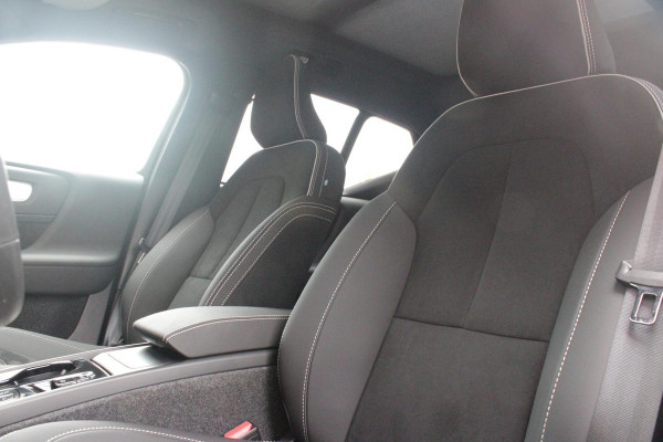 Volvo XC40 2.0 B4 197PK PLUS BLACK EDITION PANORAMISCH SCHUIF/KANTELDAK | LIGHTING PACK - MATRIX LED KOPLAMPEN MET REINIGINGSINSTALLATIE EN MISTLAMPEN | PREMIUM AUDIO BY HARMAN KARDON | APPLE CARPLAY/ANDROID AUTO | DRAADLOZE TELEFOONLADER | LICHTMETALEN VELGEN 20'' 5-SPAAKS BLACK EDITION | VISIUAL PARK ASSIST (360 GRADEN CAMERA) | PARKEERSENSOREN VOOR + ACHTER | BLIND SPOT INFORMATION SYSTEM (DODE HOEK BEWAKING) | INKLAPBARE TREKHAAK MET 2000KG TREKGEWICHT! | POWER SEATS - ELEKTRISCH VERSTELBARE VOORSTOELEN MET GEHEUGEN OP BESTUURDERSSTOEL | STOEL, STUUR EN VOORRUIT VERWARMING |