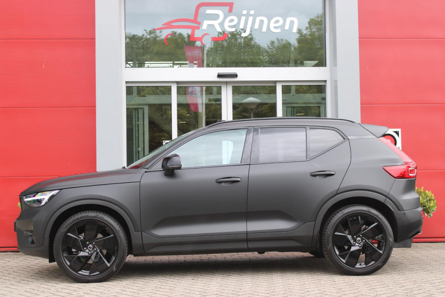 Volvo XC40 2.0 B4 197PK PLUS BLACK EDITION PANORAMISCH SCHUIF/KANTELDAK | LIGHTING PACK - MATRIX LED KOPLAMPEN MET REINIGINGSINSTALLATIE EN MISTLAMPEN | PREMIUM AUDIO BY HARMAN KARDON | APPLE CARPLAY/ANDROID AUTO | DRAADLOZE TELEFOONLADER | LICHTMETALEN VELGEN 20'' 5-SPAAKS BLACK EDITION | VISIUAL PARK ASSIST (360 GRADEN CAMERA) | PARKEERSENSOREN VOOR + ACHTER | BLIND SPOT INFORMATION SYSTEM (DODE HOEK BEWAKING) | INKLAPBARE TREKHAAK MET 2000KG TREKGEWICHT! | POWER SEATS - ELEKTRISCH VERSTELBARE VOORSTOELEN MET GEHEUGEN OP BESTUURDERSSTOEL | STOEL, STUUR EN VOORRUIT VERWARMING |