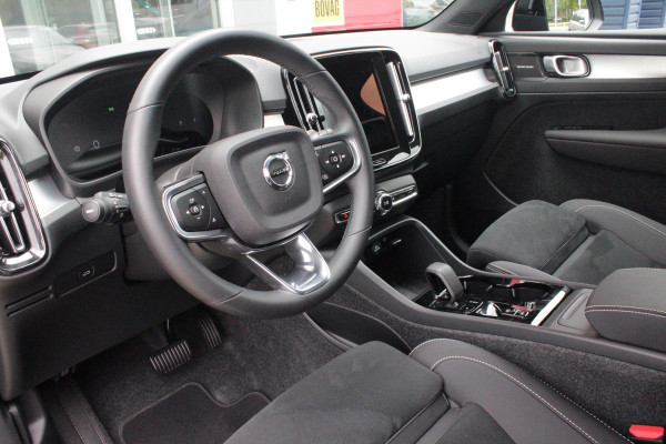 Volvo XC40 2.0 B4 197PK PLUS BLACK EDITION PANORAMISCH SCHUIF/KANTELDAK | LIGHTING PACK - MATRIX LED KOPLAMPEN MET REINIGINGSINSTALLATIE EN MISTLAMPEN | PREMIUM AUDIO BY HARMAN KARDON | APPLE CARPLAY/ANDROID AUTO | DRAADLOZE TELEFOONLADER | LICHTMETALEN VELGEN 20'' 5-SPAAKS BLACK EDITION | VISIUAL PARK ASSIST (360 GRADEN CAMERA) | PARKEERSENSOREN VOOR + ACHTER | BLIND SPOT INFORMATION SYSTEM (DODE HOEK BEWAKING) | INKLAPBARE TREKHAAK MET 2000KG TREKGEWICHT! | POWER SEATS - ELEKTRISCH VERSTELBARE VOORSTOELEN MET GEHEUGEN OP BESTUURDERSSTOEL | STOEL, STUUR EN VOORRUIT VERWARMING |