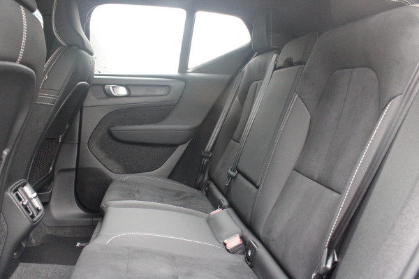 Volvo XC40 2.0 B4 197PK PLUS BLACK EDITION PANORAMISCH SCHUIF/KANTELDAK | LIGHTING PACK - MATRIX LED KOPLAMPEN MET REINIGINGSINSTALLATIE EN MISTLAMPEN | PREMIUM AUDIO BY HARMAN KARDON | APPLE CARPLAY/ANDROID AUTO | DRAADLOZE TELEFOONLADER | LICHTMETALEN VELGEN 20'' 5-SPAAKS BLACK EDITION | VISIUAL PARK ASSIST (360 GRADEN CAMERA) | PARKEERSENSOREN VOOR + ACHTER | BLIND SPOT INFORMATION SYSTEM (DODE HOEK BEWAKING) | INKLAPBARE TREKHAAK MET 2000KG TREKGEWICHT! | POWER SEATS - ELEKTRISCH VERSTELBARE VOORSTOELEN MET GEHEUGEN OP BESTUURDERSSTOEL | STOEL, STUUR EN VOORRUIT VERWARMING |