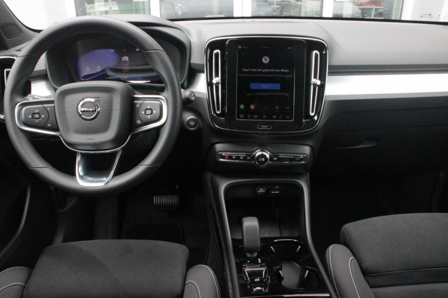 Volvo XC40 2.0 B4 197PK PLUS BLACK EDITION PANORAMISCH SCHUIF/KANTELDAK | LIGHTING PACK - MATRIX LED KOPLAMPEN MET REINIGINGSINSTALLATIE EN MISTLAMPEN | PREMIUM AUDIO BY HARMAN KARDON | APPLE CARPLAY/ANDROID AUTO | DRAADLOZE TELEFOONLADER | LICHTMETALEN VELGEN 20'' 5-SPAAKS BLACK EDITION | VISIUAL PARK ASSIST (360 GRADEN CAMERA) | PARKEERSENSOREN VOOR + ACHTER | BLIND SPOT INFORMATION SYSTEM (DODE HOEK BEWAKING) | INKLAPBARE TREKHAAK MET 2000KG TREKGEWICHT! | POWER SEATS - ELEKTRISCH VERSTELBARE VOORSTOELEN MET GEHEUGEN OP BESTUURDERSSTOEL | STOEL, STUUR EN VOORRUIT VERWARMING |
