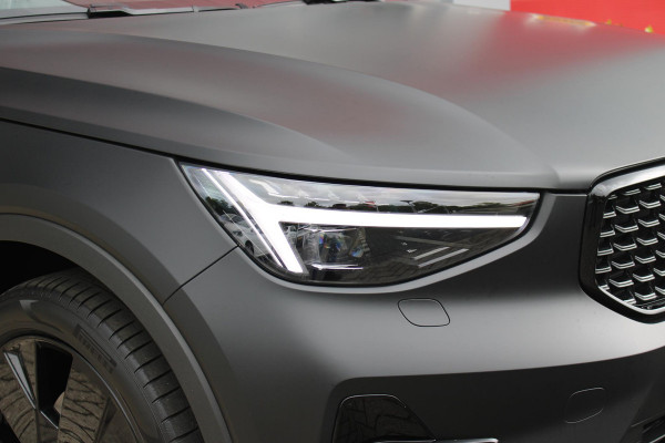 Volvo XC40 2.0 B4 197PK PLUS BLACK EDITION PANORAMISCH SCHUIF/KANTELDAK | LIGHTING PACK - MATRIX LED KOPLAMPEN MET REINIGINGSINSTALLATIE EN MISTLAMPEN | PREMIUM AUDIO BY HARMAN KARDON | APPLE CARPLAY/ANDROID AUTO | DRAADLOZE TELEFOONLADER | LICHTMETALEN VELGEN 20'' 5-SPAAKS BLACK EDITION | VISIUAL PARK ASSIST (360 GRADEN CAMERA) | PARKEERSENSOREN VOOR + ACHTER | BLIND SPOT INFORMATION SYSTEM (DODE HOEK BEWAKING) | INKLAPBARE TREKHAAK MET 2000KG TREKGEWICHT! | POWER SEATS - ELEKTRISCH VERSTELBARE VOORSTOELEN MET GEHEUGEN OP BESTUURDERSSTOEL | STOEL, STUUR EN VOORRUIT VERWARMING |