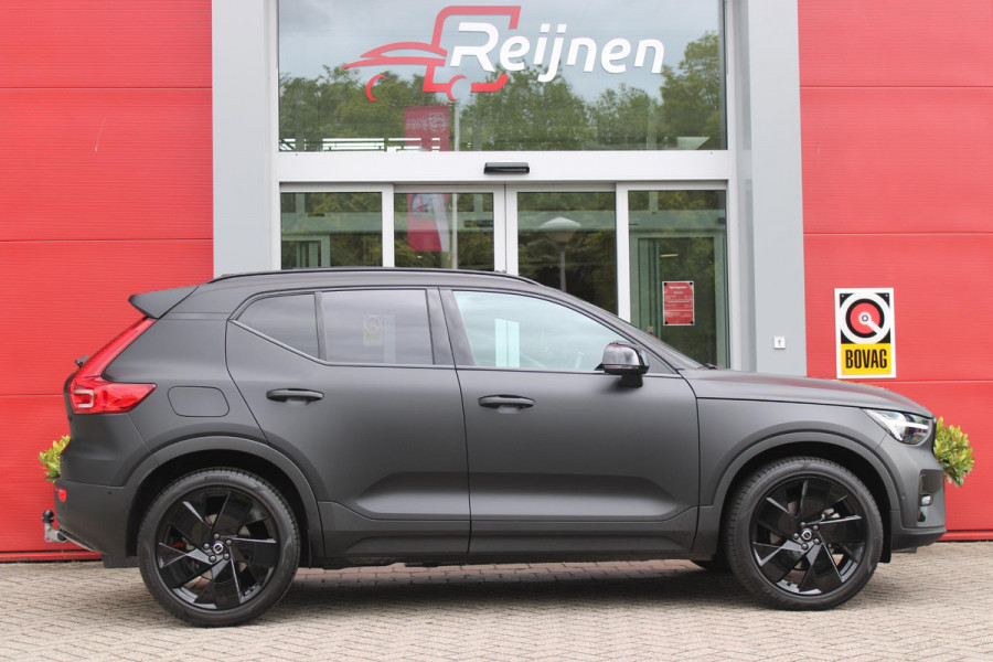 Volvo XC40 2.0 B4 197PK PLUS BLACK EDITION PANORAMISCH SCHUIF/KANTELDAK | LIGHTING PACK - MATRIX LED KOPLAMPEN MET REINIGINGSINSTALLATIE EN MISTLAMPEN | PREMIUM AUDIO BY HARMAN KARDON | APPLE CARPLAY/ANDROID AUTO | DRAADLOZE TELEFOONLADER | LICHTMETALEN VELGEN 20'' 5-SPAAKS BLACK EDITION | VISIUAL PARK ASSIST (360 GRADEN CAMERA) | PARKEERSENSOREN VOOR + ACHTER | BLIND SPOT INFORMATION SYSTEM (DODE HOEK BEWAKING) | INKLAPBARE TREKHAAK MET 2000KG TREKGEWICHT! | POWER SEATS - ELEKTRISCH VERSTELBARE VOORSTOELEN MET GEHEUGEN OP BESTUURDERSSTOEL | STOEL, STUUR EN VOORRUIT VERWARMING |