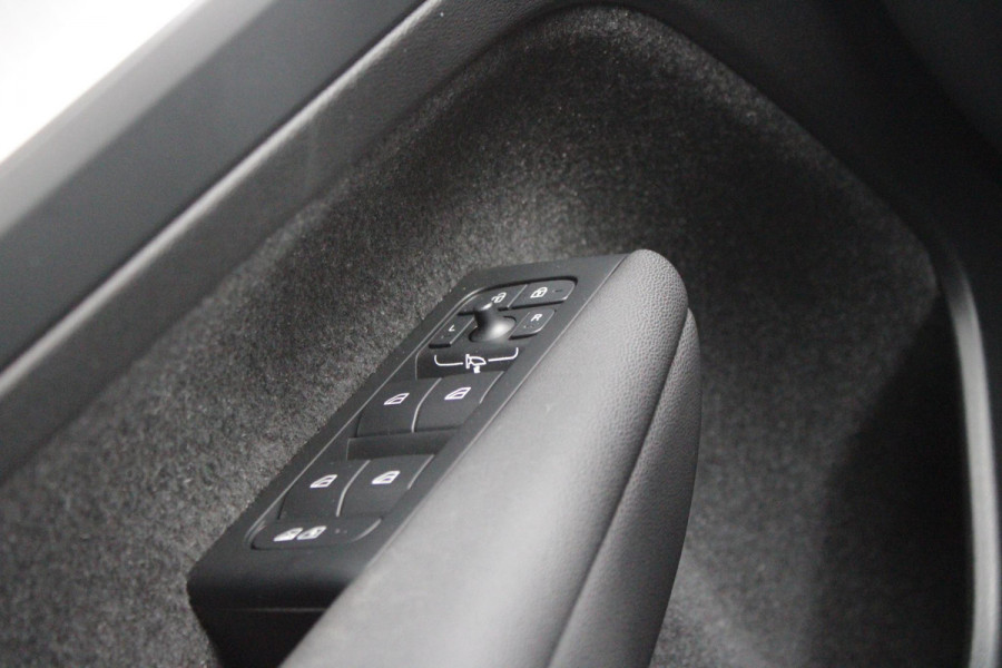 Volvo XC40 2.0 B4 197PK PLUS BLACK EDITION PANORAMISCH SCHUIF/KANTELDAK | LIGHTING PACK - MATRIX LED KOPLAMPEN MET REINIGINGSINSTALLATIE EN MISTLAMPEN | PREMIUM AUDIO BY HARMAN KARDON | APPLE CARPLAY/ANDROID AUTO | DRAADLOZE TELEFOONLADER | LICHTMETALEN VELGEN 20'' 5-SPAAKS BLACK EDITION | VISIUAL PARK ASSIST (360 GRADEN CAMERA) | PARKEERSENSOREN VOOR + ACHTER | BLIND SPOT INFORMATION SYSTEM (DODE HOEK BEWAKING) | INKLAPBARE TREKHAAK MET 2000KG TREKGEWICHT! | POWER SEATS - ELEKTRISCH VERSTELBARE VOORSTOELEN MET GEHEUGEN OP BESTUURDERSSTOEL | STOEL, STUUR EN VOORRUIT VERWARMING |
