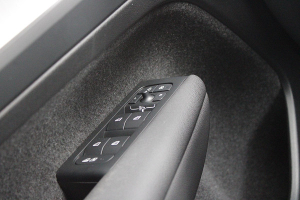Volvo XC40 2.0 B4 197PK PLUS BLACK EDITION PANORAMISCH SCHUIF/KANTELDAK | LIGHTING PACK - MATRIX LED KOPLAMPEN MET REINIGINGSINSTALLATIE EN MISTLAMPEN | PREMIUM AUDIO BY HARMAN KARDON | APPLE CARPLAY/ANDROID AUTO | DRAADLOZE TELEFOONLADER | LICHTMETALEN VELGEN 20'' 5-SPAAKS BLACK EDITION | VISIUAL PARK ASSIST (360 GRADEN CAMERA) | PARKEERSENSOREN VOOR + ACHTER | BLIND SPOT INFORMATION SYSTEM (DODE HOEK BEWAKING) | INKLAPBARE TREKHAAK MET 2000KG TREKGEWICHT! | POWER SEATS - ELEKTRISCH VERSTELBARE VOORSTOELEN MET GEHEUGEN OP BESTUURDERSSTOEL | STOEL, STUUR EN VOORRUIT VERWARMING |