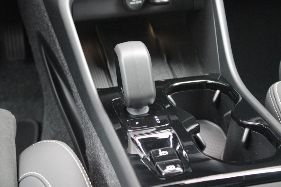 Volvo XC40 2.0 B4 197PK PLUS BLACK EDITION PANORAMISCH SCHUIF/KANTELDAK | LIGHTING PACK - MATRIX LED KOPLAMPEN MET REINIGINGSINSTALLATIE EN MISTLAMPEN | PREMIUM AUDIO BY HARMAN KARDON | APPLE CARPLAY/ANDROID AUTO | DRAADLOZE TELEFOONLADER | LICHTMETALEN VELGEN 20'' 5-SPAAKS BLACK EDITION | VISIUAL PARK ASSIST (360 GRADEN CAMERA) | PARKEERSENSOREN VOOR + ACHTER | BLIND SPOT INFORMATION SYSTEM (DODE HOEK BEWAKING) | INKLAPBARE TREKHAAK MET 2000KG TREKGEWICHT! | POWER SEATS - ELEKTRISCH VERSTELBARE VOORSTOELEN MET GEHEUGEN OP BESTUURDERSSTOEL | STOEL, STUUR EN VOORRUIT VERWARMING |