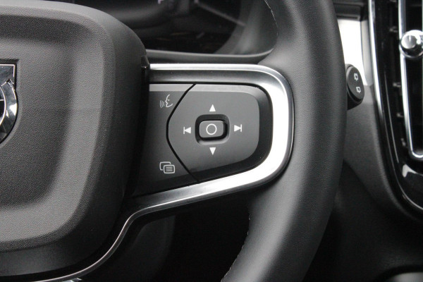 Volvo XC40 2.0 B4 197PK PLUS BLACK EDITION PANORAMISCH SCHUIF/KANTELDAK | LIGHTING PACK - MATRIX LED KOPLAMPEN MET REINIGINGSINSTALLATIE EN MISTLAMPEN | PREMIUM AUDIO BY HARMAN KARDON | APPLE CARPLAY/ANDROID AUTO | DRAADLOZE TELEFOONLADER | LICHTMETALEN VELGEN 20'' 5-SPAAKS BLACK EDITION | VISIUAL PARK ASSIST (360 GRADEN CAMERA) | PARKEERSENSOREN VOOR + ACHTER | BLIND SPOT INFORMATION SYSTEM (DODE HOEK BEWAKING) | INKLAPBARE TREKHAAK MET 2000KG TREKGEWICHT! | POWER SEATS - ELEKTRISCH VERSTELBARE VOORSTOELEN MET GEHEUGEN OP BESTUURDERSSTOEL | STOEL, STUUR EN VOORRUIT VERWARMING |