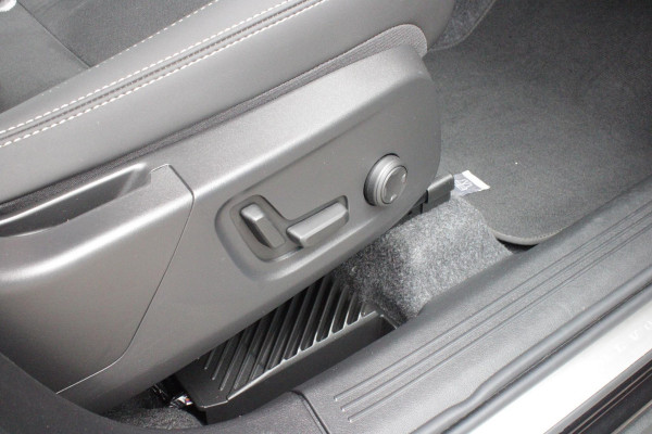 Volvo XC40 2.0 B4 197PK PLUS BLACK EDITION PANORAMISCH SCHUIF/KANTELDAK | LIGHTING PACK - MATRIX LED KOPLAMPEN MET REINIGINGSINSTALLATIE EN MISTLAMPEN | PREMIUM AUDIO BY HARMAN KARDON | APPLE CARPLAY/ANDROID AUTO | DRAADLOZE TELEFOONLADER | LICHTMETALEN VELGEN 20'' 5-SPAAKS BLACK EDITION | VISIUAL PARK ASSIST (360 GRADEN CAMERA) | PARKEERSENSOREN VOOR + ACHTER | BLIND SPOT INFORMATION SYSTEM (DODE HOEK BEWAKING) | INKLAPBARE TREKHAAK MET 2000KG TREKGEWICHT! | POWER SEATS - ELEKTRISCH VERSTELBARE VOORSTOELEN MET GEHEUGEN OP BESTUURDERSSTOEL | STOEL, STUUR EN VOORRUIT VERWARMING |