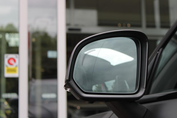 Volvo XC40 2.0 B4 197PK PLUS BLACK EDITION PANORAMISCH SCHUIF/KANTELDAK | LIGHTING PACK - MATRIX LED KOPLAMPEN MET REINIGINGSINSTALLATIE EN MISTLAMPEN | PREMIUM AUDIO BY HARMAN KARDON | APPLE CARPLAY/ANDROID AUTO | DRAADLOZE TELEFOONLADER | LICHTMETALEN VELGEN 20'' 5-SPAAKS BLACK EDITION | VISIUAL PARK ASSIST (360 GRADEN CAMERA) | PARKEERSENSOREN VOOR + ACHTER | BLIND SPOT INFORMATION SYSTEM (DODE HOEK BEWAKING) | INKLAPBARE TREKHAAK MET 2000KG TREKGEWICHT! | POWER SEATS - ELEKTRISCH VERSTELBARE VOORSTOELEN MET GEHEUGEN OP BESTUURDERSSTOEL | STOEL, STUUR EN VOORRUIT VERWARMING |