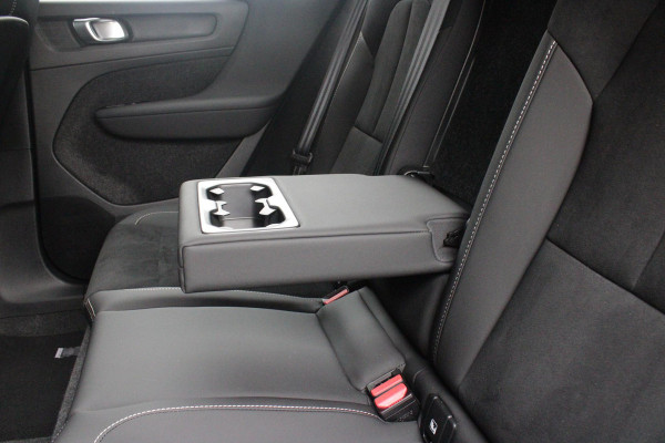 Volvo XC40 2.0 B4 197PK PLUS BLACK EDITION PANORAMISCH SCHUIF/KANTELDAK | LIGHTING PACK - MATRIX LED KOPLAMPEN MET REINIGINGSINSTALLATIE EN MISTLAMPEN | PREMIUM AUDIO BY HARMAN KARDON | APPLE CARPLAY/ANDROID AUTO | DRAADLOZE TELEFOONLADER | LICHTMETALEN VELGEN 20'' 5-SPAAKS BLACK EDITION | VISIUAL PARK ASSIST (360 GRADEN CAMERA) | PARKEERSENSOREN VOOR + ACHTER | BLIND SPOT INFORMATION SYSTEM (DODE HOEK BEWAKING) | INKLAPBARE TREKHAAK MET 2000KG TREKGEWICHT! | POWER SEATS - ELEKTRISCH VERSTELBARE VOORSTOELEN MET GEHEUGEN OP BESTUURDERSSTOEL | STOEL, STUUR EN VOORRUIT VERWARMING |