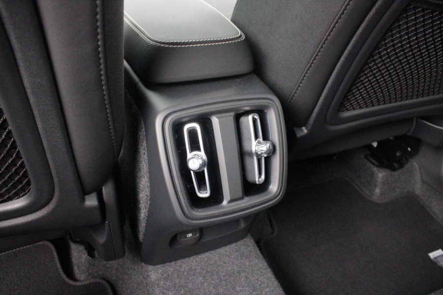 Volvo XC40 2.0 B4 197PK PLUS BLACK EDITION PANORAMISCH SCHUIF/KANTELDAK | LIGHTING PACK - MATRIX LED KOPLAMPEN MET REINIGINGSINSTALLATIE EN MISTLAMPEN | PREMIUM AUDIO BY HARMAN KARDON | APPLE CARPLAY/ANDROID AUTO | DRAADLOZE TELEFOONLADER | LICHTMETALEN VELGEN 20'' 5-SPAAKS BLACK EDITION | VISIUAL PARK ASSIST (360 GRADEN CAMERA) | PARKEERSENSOREN VOOR + ACHTER | BLIND SPOT INFORMATION SYSTEM (DODE HOEK BEWAKING) | INKLAPBARE TREKHAAK MET 2000KG TREKGEWICHT! | POWER SEATS - ELEKTRISCH VERSTELBARE VOORSTOELEN MET GEHEUGEN OP BESTUURDERSSTOEL | STOEL, STUUR EN VOORRUIT VERWARMING |
