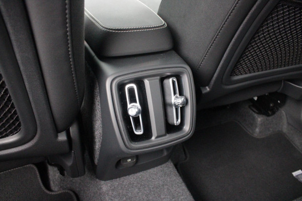 Volvo XC40 2.0 B4 197PK PLUS BLACK EDITION PANORAMISCH SCHUIF/KANTELDAK | LIGHTING PACK - MATRIX LED KOPLAMPEN MET REINIGINGSINSTALLATIE EN MISTLAMPEN | PREMIUM AUDIO BY HARMAN KARDON | APPLE CARPLAY/ANDROID AUTO | DRAADLOZE TELEFOONLADER | LICHTMETALEN VELGEN 20'' 5-SPAAKS BLACK EDITION | VISIUAL PARK ASSIST (360 GRADEN CAMERA) | PARKEERSENSOREN VOOR + ACHTER | BLIND SPOT INFORMATION SYSTEM (DODE HOEK BEWAKING) | INKLAPBARE TREKHAAK MET 2000KG TREKGEWICHT! | POWER SEATS - ELEKTRISCH VERSTELBARE VOORSTOELEN MET GEHEUGEN OP BESTUURDERSSTOEL | STOEL, STUUR EN VOORRUIT VERWARMING |