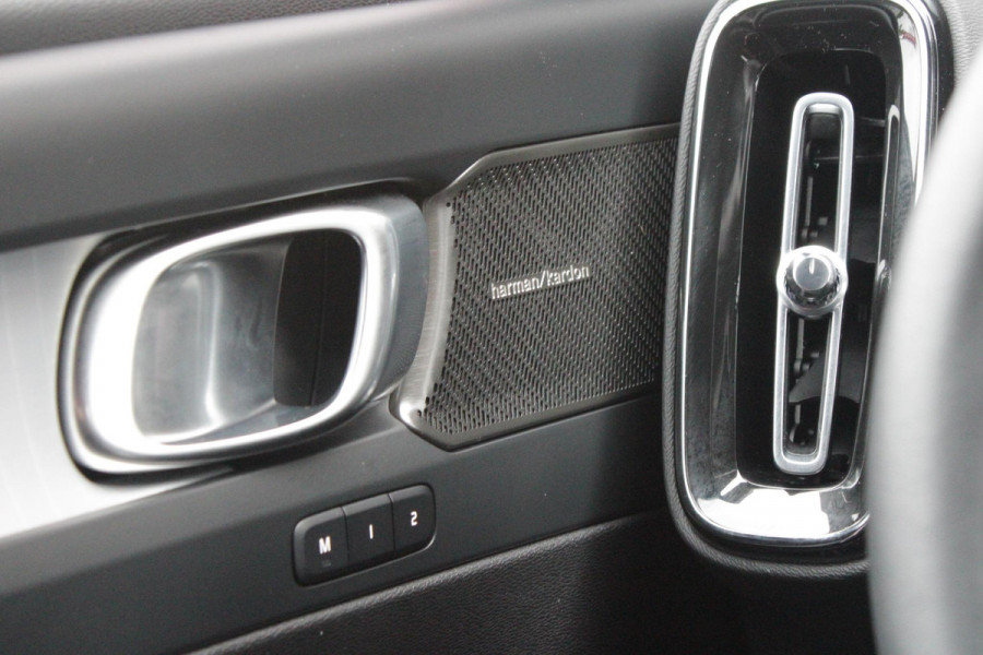 Volvo XC40 2.0 B4 197PK PLUS BLACK EDITION PANORAMISCH SCHUIF/KANTELDAK | LIGHTING PACK - MATRIX LED KOPLAMPEN MET REINIGINGSINSTALLATIE EN MISTLAMPEN | PREMIUM AUDIO BY HARMAN KARDON | APPLE CARPLAY/ANDROID AUTO | DRAADLOZE TELEFOONLADER | LICHTMETALEN VELGEN 20'' 5-SPAAKS BLACK EDITION | VISIUAL PARK ASSIST (360 GRADEN CAMERA) | PARKEERSENSOREN VOOR + ACHTER | BLIND SPOT INFORMATION SYSTEM (DODE HOEK BEWAKING) | INKLAPBARE TREKHAAK MET 2000KG TREKGEWICHT! | POWER SEATS - ELEKTRISCH VERSTELBARE VOORSTOELEN MET GEHEUGEN OP BESTUURDERSSTOEL | STOEL, STUUR EN VOORRUIT VERWARMING |