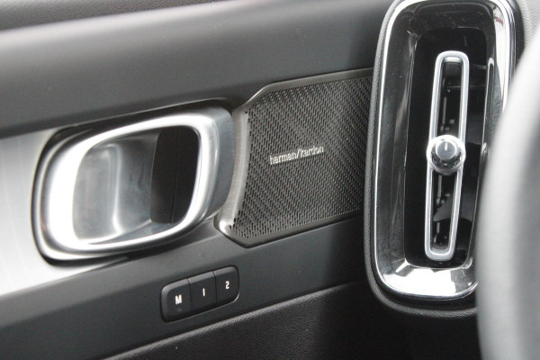 Volvo XC40 2.0 B4 197PK PLUS BLACK EDITION PANORAMISCH SCHUIF/KANTELDAK | LIGHTING PACK - MATRIX LED KOPLAMPEN MET REINIGINGSINSTALLATIE EN MISTLAMPEN | PREMIUM AUDIO BY HARMAN KARDON | APPLE CARPLAY/ANDROID AUTO | DRAADLOZE TELEFOONLADER | LICHTMETALEN VELGEN 20'' 5-SPAAKS BLACK EDITION | VISIUAL PARK ASSIST (360 GRADEN CAMERA) | PARKEERSENSOREN VOOR + ACHTER | BLIND SPOT INFORMATION SYSTEM (DODE HOEK BEWAKING) | INKLAPBARE TREKHAAK MET 2000KG TREKGEWICHT! | POWER SEATS - ELEKTRISCH VERSTELBARE VOORSTOELEN MET GEHEUGEN OP BESTUURDERSSTOEL | STOEL, STUUR EN VOORRUIT VERWARMING |