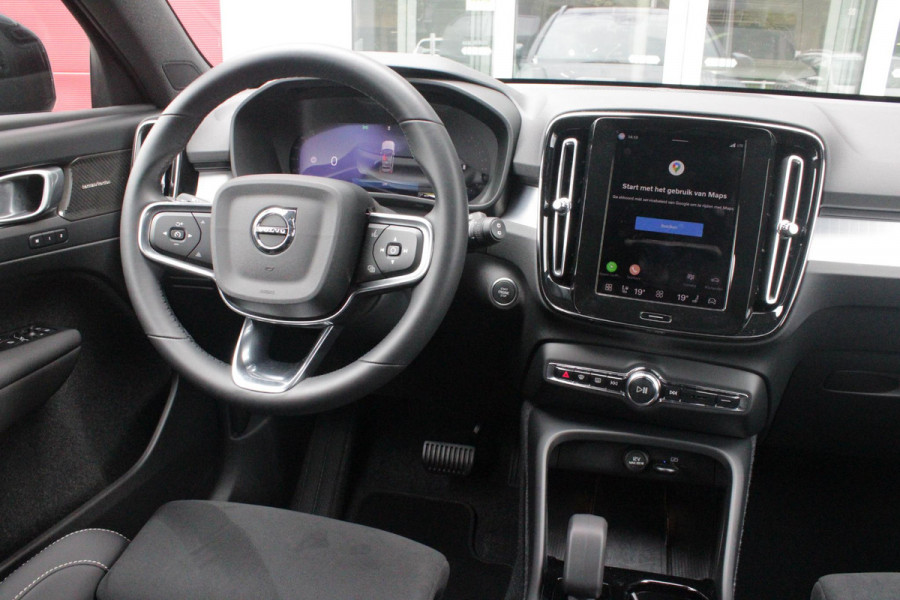 Volvo XC40 2.0 B4 197PK PLUS BLACK EDITION PANORAMISCH SCHUIF/KANTELDAK | LIGHTING PACK - MATRIX LED KOPLAMPEN MET REINIGINGSINSTALLATIE EN MISTLAMPEN | PREMIUM AUDIO BY HARMAN KARDON | APPLE CARPLAY/ANDROID AUTO | DRAADLOZE TELEFOONLADER | LICHTMETALEN VELGEN 20'' 5-SPAAKS BLACK EDITION | VISIUAL PARK ASSIST (360 GRADEN CAMERA) | PARKEERSENSOREN VOOR + ACHTER | BLIND SPOT INFORMATION SYSTEM (DODE HOEK BEWAKING) | INKLAPBARE TREKHAAK MET 2000KG TREKGEWICHT! | POWER SEATS - ELEKTRISCH VERSTELBARE VOORSTOELEN MET GEHEUGEN OP BESTUURDERSSTOEL | STOEL, STUUR EN VOORRUIT VERWARMING |
