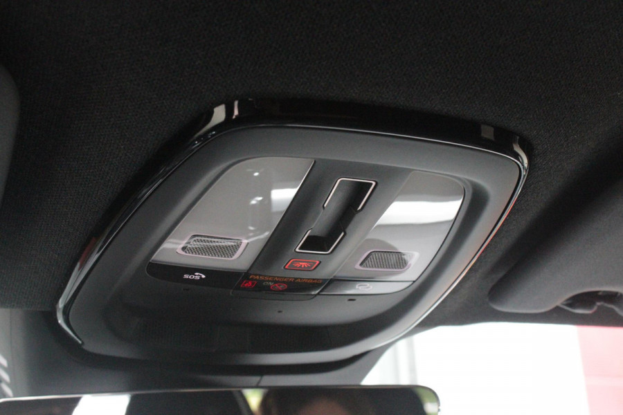 Volvo XC40 2.0 B4 197PK PLUS BLACK EDITION PANORAMISCH SCHUIF/KANTELDAK | LIGHTING PACK - MATRIX LED KOPLAMPEN MET REINIGINGSINSTALLATIE EN MISTLAMPEN | PREMIUM AUDIO BY HARMAN KARDON | APPLE CARPLAY/ANDROID AUTO | DRAADLOZE TELEFOONLADER | LICHTMETALEN VELGEN 20'' 5-SPAAKS BLACK EDITION | VISIUAL PARK ASSIST (360 GRADEN CAMERA) | PARKEERSENSOREN VOOR + ACHTER | BLIND SPOT INFORMATION SYSTEM (DODE HOEK BEWAKING) | INKLAPBARE TREKHAAK MET 2000KG TREKGEWICHT! | POWER SEATS - ELEKTRISCH VERSTELBARE VOORSTOELEN MET GEHEUGEN OP BESTUURDERSSTOEL | STOEL, STUUR EN VOORRUIT VERWARMING |