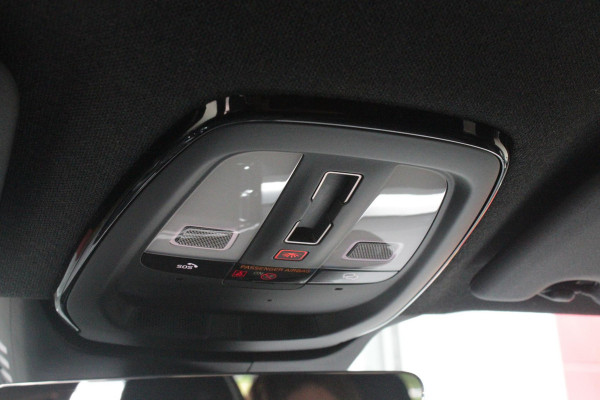 Volvo XC40 2.0 B4 197PK PLUS BLACK EDITION PANORAMISCH SCHUIF/KANTELDAK | LIGHTING PACK - MATRIX LED KOPLAMPEN MET REINIGINGSINSTALLATIE EN MISTLAMPEN | PREMIUM AUDIO BY HARMAN KARDON | APPLE CARPLAY/ANDROID AUTO | DRAADLOZE TELEFOONLADER | LICHTMETALEN VELGEN 20'' 5-SPAAKS BLACK EDITION | VISIUAL PARK ASSIST (360 GRADEN CAMERA) | PARKEERSENSOREN VOOR + ACHTER | BLIND SPOT INFORMATION SYSTEM (DODE HOEK BEWAKING) | INKLAPBARE TREKHAAK MET 2000KG TREKGEWICHT! | POWER SEATS - ELEKTRISCH VERSTELBARE VOORSTOELEN MET GEHEUGEN OP BESTUURDERSSTOEL | STOEL, STUUR EN VOORRUIT VERWARMING |