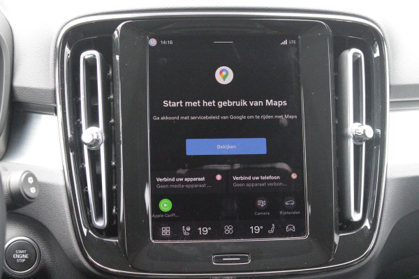 Volvo XC40 2.0 B4 197PK PLUS BLACK EDITION PANORAMISCH SCHUIF/KANTELDAK | LIGHTING PACK - MATRIX LED KOPLAMPEN MET REINIGINGSINSTALLATIE EN MISTLAMPEN | PREMIUM AUDIO BY HARMAN KARDON | APPLE CARPLAY/ANDROID AUTO | DRAADLOZE TELEFOONLADER | LICHTMETALEN VELGEN 20'' 5-SPAAKS BLACK EDITION | VISIUAL PARK ASSIST (360 GRADEN CAMERA) | PARKEERSENSOREN VOOR + ACHTER | BLIND SPOT INFORMATION SYSTEM (DODE HOEK BEWAKING) | INKLAPBARE TREKHAAK MET 2000KG TREKGEWICHT! | POWER SEATS - ELEKTRISCH VERSTELBARE VOORSTOELEN MET GEHEUGEN OP BESTUURDERSSTOEL | STOEL, STUUR EN VOORRUIT VERWARMING |