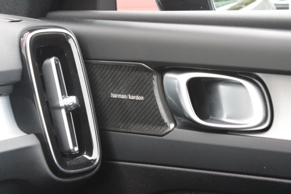 Volvo XC40 2.0 B4 197PK PLUS BLACK EDITION PANORAMISCH SCHUIF/KANTELDAK | LIGHTING PACK - MATRIX LED KOPLAMPEN MET REINIGINGSINSTALLATIE EN MISTLAMPEN | PREMIUM AUDIO BY HARMAN KARDON | APPLE CARPLAY/ANDROID AUTO | DRAADLOZE TELEFOONLADER | LICHTMETALEN VELGEN 20'' 5-SPAAKS BLACK EDITION | VISIUAL PARK ASSIST (360 GRADEN CAMERA) | PARKEERSENSOREN VOOR + ACHTER | BLIND SPOT INFORMATION SYSTEM (DODE HOEK BEWAKING) | INKLAPBARE TREKHAAK MET 2000KG TREKGEWICHT! | POWER SEATS - ELEKTRISCH VERSTELBARE VOORSTOELEN MET GEHEUGEN OP BESTUURDERSSTOEL | STOEL, STUUR EN VOORRUIT VERWARMING |