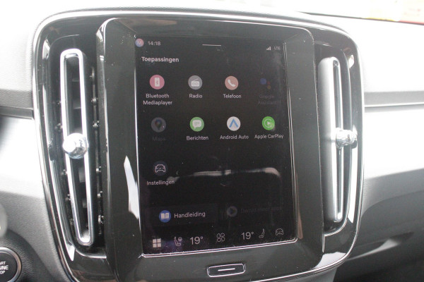 Volvo XC40 2.0 B4 197PK PLUS BLACK EDITION PANORAMISCH SCHUIF/KANTELDAK | LIGHTING PACK - MATRIX LED KOPLAMPEN MET REINIGINGSINSTALLATIE EN MISTLAMPEN | PREMIUM AUDIO BY HARMAN KARDON | APPLE CARPLAY/ANDROID AUTO | DRAADLOZE TELEFOONLADER | LICHTMETALEN VELGEN 20'' 5-SPAAKS BLACK EDITION | VISIUAL PARK ASSIST (360 GRADEN CAMERA) | PARKEERSENSOREN VOOR + ACHTER | BLIND SPOT INFORMATION SYSTEM (DODE HOEK BEWAKING) | INKLAPBARE TREKHAAK MET 2000KG TREKGEWICHT! | POWER SEATS - ELEKTRISCH VERSTELBARE VOORSTOELEN MET GEHEUGEN OP BESTUURDERSSTOEL | STOEL, STUUR EN VOORRUIT VERWARMING |