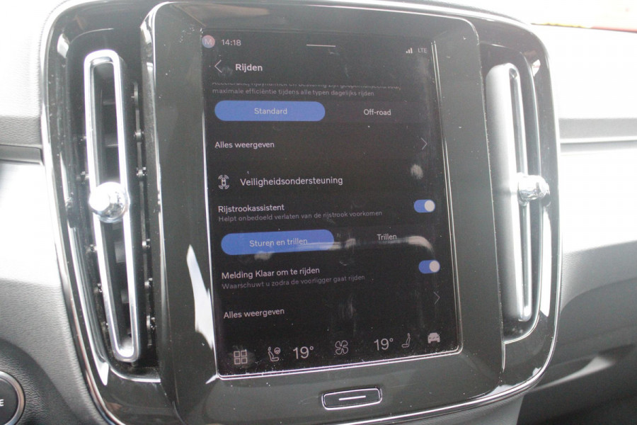 Volvo XC40 2.0 B4 197PK PLUS BLACK EDITION PANORAMISCH SCHUIF/KANTELDAK | LIGHTING PACK - MATRIX LED KOPLAMPEN MET REINIGINGSINSTALLATIE EN MISTLAMPEN | PREMIUM AUDIO BY HARMAN KARDON | APPLE CARPLAY/ANDROID AUTO | DRAADLOZE TELEFOONLADER | LICHTMETALEN VELGEN 20'' 5-SPAAKS BLACK EDITION | VISIUAL PARK ASSIST (360 GRADEN CAMERA) | PARKEERSENSOREN VOOR + ACHTER | BLIND SPOT INFORMATION SYSTEM (DODE HOEK BEWAKING) | INKLAPBARE TREKHAAK MET 2000KG TREKGEWICHT! | POWER SEATS - ELEKTRISCH VERSTELBARE VOORSTOELEN MET GEHEUGEN OP BESTUURDERSSTOEL | STOEL, STUUR EN VOORRUIT VERWARMING |
