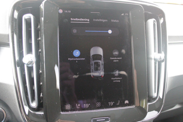 Volvo XC40 2.0 B4 197PK PLUS BLACK EDITION PANORAMISCH SCHUIF/KANTELDAK | LIGHTING PACK - MATRIX LED KOPLAMPEN MET REINIGINGSINSTALLATIE EN MISTLAMPEN | PREMIUM AUDIO BY HARMAN KARDON | APPLE CARPLAY/ANDROID AUTO | DRAADLOZE TELEFOONLADER | LICHTMETALEN VELGEN 20'' 5-SPAAKS BLACK EDITION | VISIUAL PARK ASSIST (360 GRADEN CAMERA) | PARKEERSENSOREN VOOR + ACHTER | BLIND SPOT INFORMATION SYSTEM (DODE HOEK BEWAKING) | INKLAPBARE TREKHAAK MET 2000KG TREKGEWICHT! | POWER SEATS - ELEKTRISCH VERSTELBARE VOORSTOELEN MET GEHEUGEN OP BESTUURDERSSTOEL | STOEL, STUUR EN VOORRUIT VERWARMING |