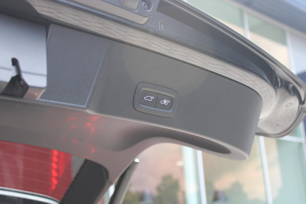 Volvo XC40 2.0 B4 197PK PLUS BLACK EDITION PANORAMISCH SCHUIF/KANTELDAK | LIGHTING PACK - MATRIX LED KOPLAMPEN MET REINIGINGSINSTALLATIE EN MISTLAMPEN | PREMIUM AUDIO BY HARMAN KARDON | APPLE CARPLAY/ANDROID AUTO | DRAADLOZE TELEFOONLADER | LICHTMETALEN VELGEN 20'' 5-SPAAKS BLACK EDITION | VISIUAL PARK ASSIST (360 GRADEN CAMERA) | PARKEERSENSOREN VOOR + ACHTER | BLIND SPOT INFORMATION SYSTEM (DODE HOEK BEWAKING) | INKLAPBARE TREKHAAK MET 2000KG TREKGEWICHT! | POWER SEATS - ELEKTRISCH VERSTELBARE VOORSTOELEN MET GEHEUGEN OP BESTUURDERSSTOEL | STOEL, STUUR EN VOORRUIT VERWARMING |