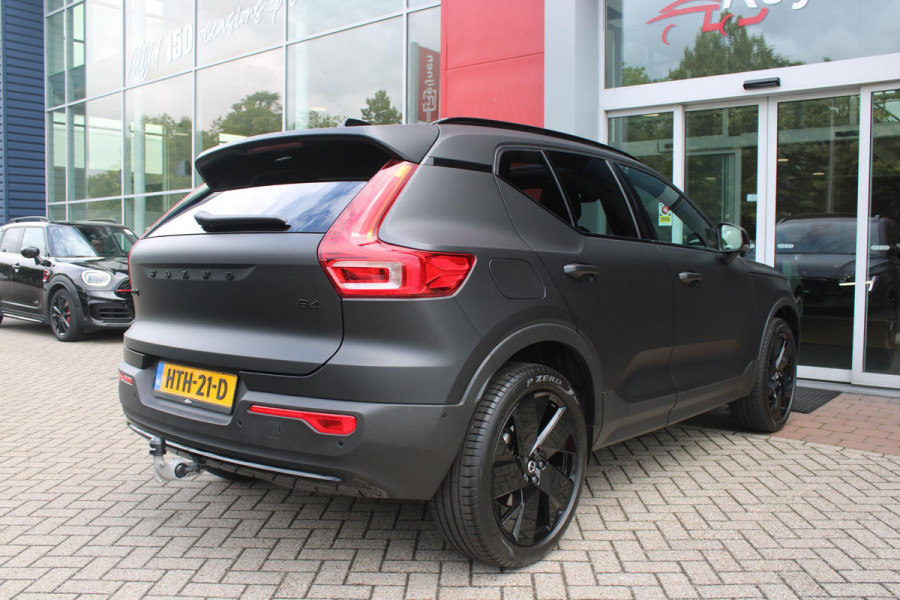 Volvo XC40 2.0 B4 197PK PLUS BLACK EDITION PANORAMISCH SCHUIF/KANTELDAK | LIGHTING PACK - MATRIX LED KOPLAMPEN MET REINIGINGSINSTALLATIE EN MISTLAMPEN | PREMIUM AUDIO BY HARMAN KARDON | APPLE CARPLAY/ANDROID AUTO | DRAADLOZE TELEFOONLADER | LICHTMETALEN VELGEN 20'' 5-SPAAKS BLACK EDITION | VISIUAL PARK ASSIST (360 GRADEN CAMERA) | PARKEERSENSOREN VOOR + ACHTER | BLIND SPOT INFORMATION SYSTEM (DODE HOEK BEWAKING) | INKLAPBARE TREKHAAK MET 2000KG TREKGEWICHT! | POWER SEATS - ELEKTRISCH VERSTELBARE VOORSTOELEN MET GEHEUGEN OP BESTUURDERSSTOEL | STOEL, STUUR EN VOORRUIT VERWARMING |