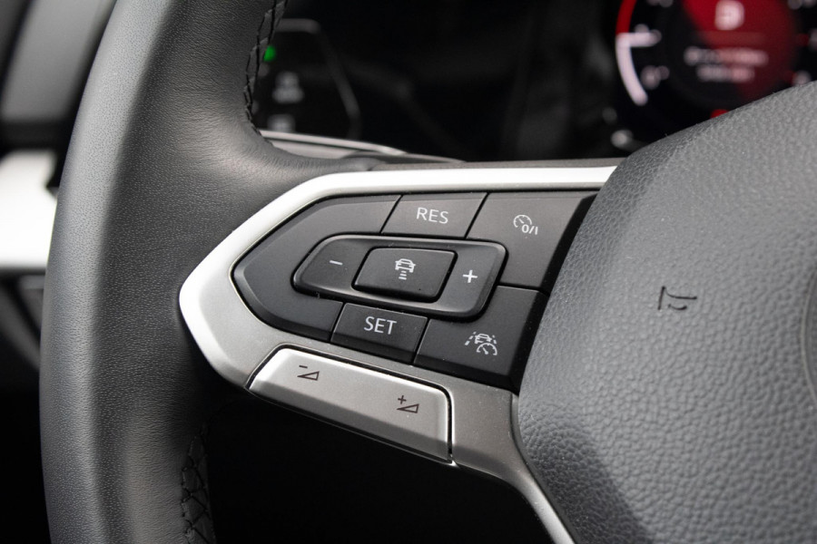 Volkswagen Golf 1.0 eTSI Life Harman Kardon Stoelverwarming ACC Sfeerverlichting