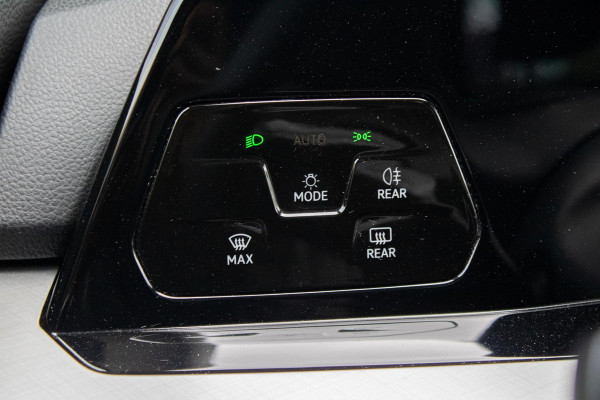 Volkswagen Golf 1.0 eTSI Life Harman Kardon Stoelverwarming ACC Sfeerverlichting