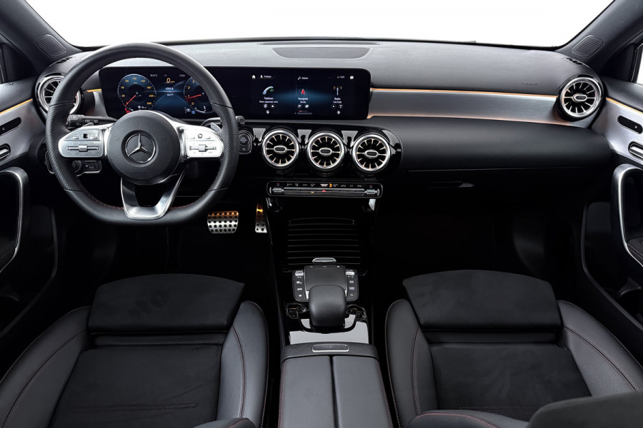 Mercedes-Benz A-Klasse 180 Business Solution AMG (PANORAMADAK, STOELVERWARMING, CAMERA, SFEERVERLICHTING, ELEKTR STOELEN, NAVI)