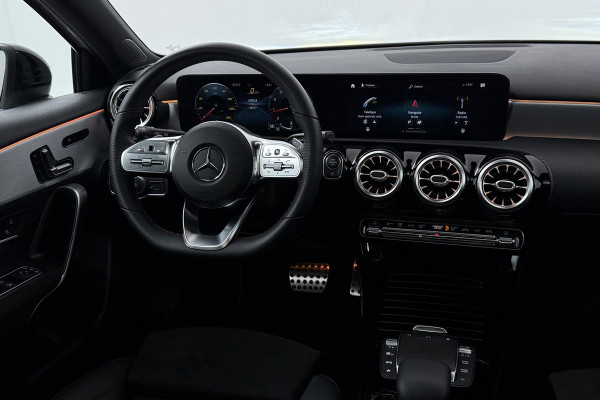 Mercedes-Benz A-Klasse 180 Business Solution AMG (PANORAMADAK, STOELVERWARMING, CAMERA, SFEERVERLICHTING, ELEKTR STOELEN, NAVI)